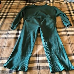 gap green sweter and pants